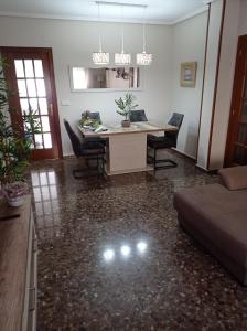a living room with a dining room table with chairs at Feriado, apartamento con parking incluido in Cella +26 photos
