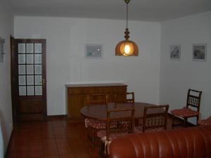 ポンタ・デルガダにあるCasa do Basaltoのダイニングルーム(テーブル、椅子付)