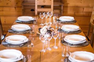einen Tisch mit Tellern und Weingläsern darauf in der Unterkunft Happy Wisła House BIO - Villa Miodula, Villa Apsinthion in Wisła