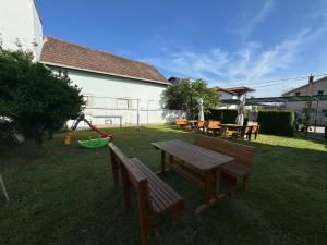 Vrt ispred objekta Apartmani Hadžić