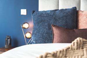Ένα ή περισσότερα κρεβάτια σε δωμάτιο στο The Itchen River Penthouse +25 φωτογραφίες