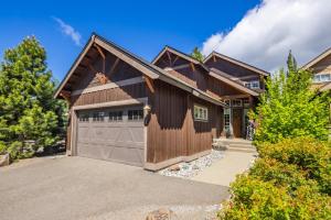 クレエルムにあるSuncadia 3 Bed Boutique Mountain Lodgeのガレージ付きハウス