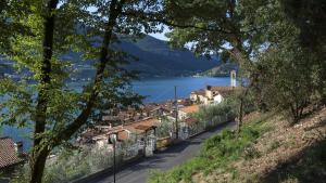 uma cidade numa colina com vista para um lago em L'Isola dei Sapori em Monte Isola