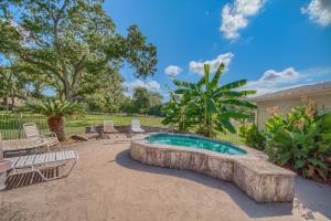 ein Schwimmbad mit einem Felsen um ihn herum in der Unterkunft WW i102 Restful River Retreat in New Braunfels