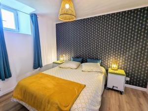Posteľ alebo postele v izbe v ubytovaní Gîte Authentique en Berry - Étang de Pêche, Confort Moderne, À 10 min du Spa - FR-1-591-406