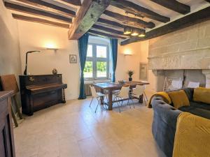 Posedenie v ubytovaní Charmant Gîte en Berry avec Étang, Terrasse et Spa à Proximité - FR-1-591-407
