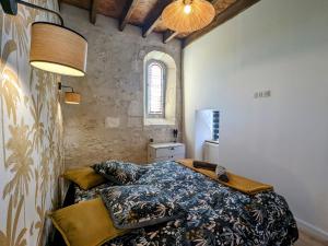 Posteľ alebo postele v izbe v ubytovaní Charmant Gîte en Berry avec Étang, Terrasse et Spa à Proximité - FR-1-591-407