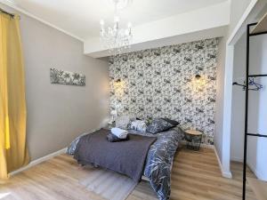 Posteľ alebo postele v izbe v ubytovaní Charmant Gîte en Berry avec Étang, Terrasse et Spa à Proximité - FR-1-591-407