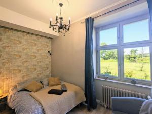 Posteľ alebo postele v izbe v ubytovaní Charmant Gîte en Berry avec Étang, Terrasse et Spa à Proximité - FR-1-591-407