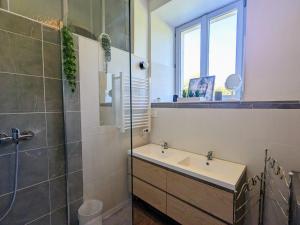 Kúpeľňa v ubytovaní Charmant Gîte en Berry avec Étang, Terrasse et Spa à Proximité - FR-1-591-407
