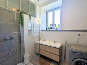 Kúpeľňa v ubytovaní Charmant Gîte en Berry avec Étang, Terrasse et Spa à Proximité - FR-1-591-407