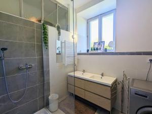 Kúpeľňa v ubytovaní Charmant Gîte en Berry avec Étang, Terrasse et Spa à Proximité - FR-1-591-407