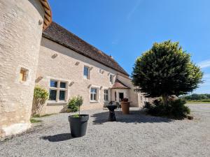 Vonkajšia záhrada v ubytovaní Charmant Gîte en Berry avec Étang, Terrasse et Spa à Proximité - FR-1-591-407