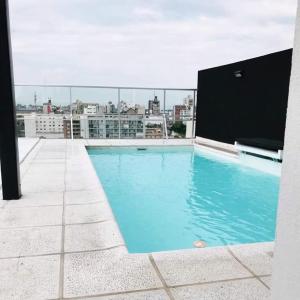 una piscina en la azotea de un edificio en PARANA SHOPPING Y CPC, en Paraná