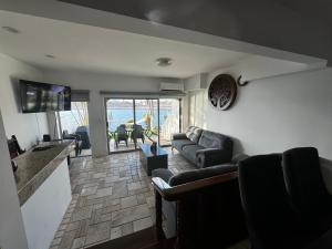 a living room with a couch and a table at Casa Marina Maza Vista al Mar 12 Personas in Mazatlán