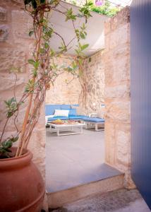 フヴァルにあるBaby Blue - ZF Hvarのリビングルーム(ソファ、鉢植え付)