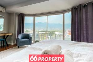 Un dormitorio con una cama con vistas a una ciudad. en Stunning Mountain View Duplex w Full Kitchen - Walk to Nimman, en Chiang Mai 30 fotos más