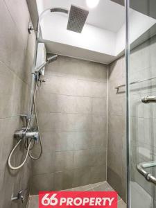 un baño con ducha con un cartel. en Stunning Mountain View Duplex w Full Kitchen - Walk to Nimman, en Chiang Mai