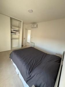 a bedroom with a bed and an open closet at Suite Centro Junin in Junín