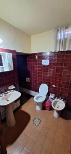 a bathroom with two sinks and two toilets at HERMINIA in Villa Carlos Paz