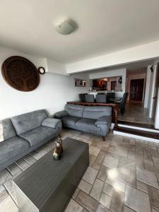a living room with a couch and a table at Casa Marina Maza Vista al Mar 12 Personas in Mazatlán