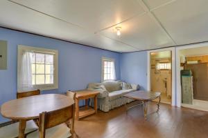 una sala de estar con un sofá y una mesa en Honesdale Cabin on 110-Acre Farm Pets Welcome!, en Honesdale