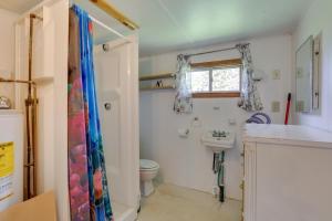 un baño con inodoro y lavabo en Honesdale Cabin on 110-Acre Farm Pets Welcome!, en Honesdale 21 fotos más
