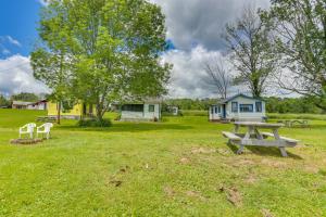 una mesa de picnic y un banco en un campo en Honesdale Cabin on 110-Acre Farm Pets Welcome!, en Honesdale