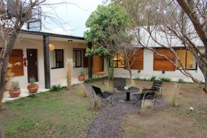 a house with chairs and a table in the yard at Hotel Del Llano in Realicó