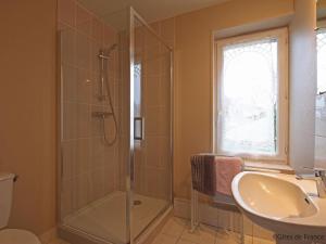 een badkamer met douche en wastafel bij Maison spacieuse près du Perche avec jardin et WIFI gratuit - FR-1-497-124 in Bures +28 foto's