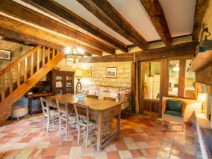 Un comedor con mesa y sillas de madera. en Maison familiale isolée 4 chambres à la campagne d'Eymet - FR-1-616-30, en Eymet