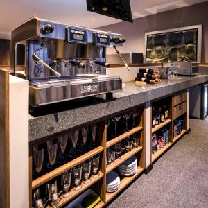 Kuchyň nebo kuchyňský kout v ubytování Kharma Suites