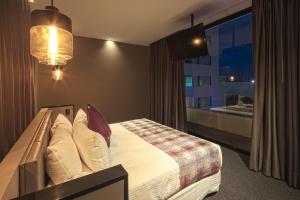 Postel nebo postele na pokoji v ubytování Kharma Suites + 34 fotografií