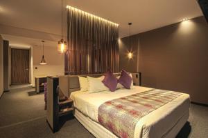 Postel nebo postele na pokoji v ubytování Kharma Suites