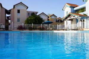 Bazén v ubytování T2 spacieux, confort, piscine & plage à Sainte-Anne nebo v jeho okolí