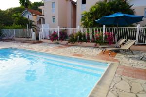 Bazén v ubytování T2 spacieux, confort, piscine & plage à Sainte-Anne nebo v jeho okolí