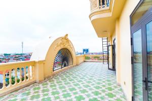 un balcon avec vue sur une ville dans l'établissement The Paradise Apartment - 68 Luong Van Thang, Ninh Binh City, à Ninh Binh