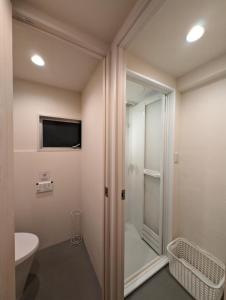 Un baño con ducha, inodoro y lavabo. en ホテル隅田川, en Tokio