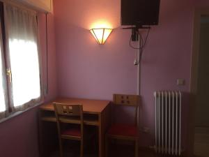TV a/nebo společenská místnost v ubytování Hostal Restaurant Jose Luis