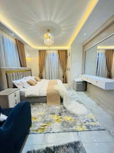 Una cama o camas en una habitación de Kunda Home, Muyenga Kampala