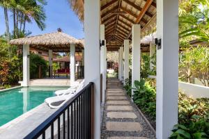 Bazén v ubytování Surya Beachfront Villa nebo v jeho okolí