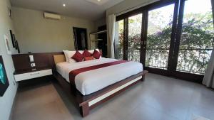 Ένα ή περισσότερα κρεβάτια σε δωμάτιο στο Villa Sakura Jimbaran +18 φωτογραφίες