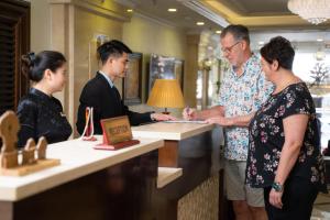 Členové personálu v ubytování Hanoi Paon Hotel & Spa