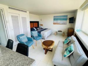 a living room with a bed and a couch at Bonito Loft in Ixtapa