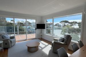Posezení v ubytování TOP DECK - Panoramic water views of the Bay of Fires