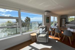Posezení v ubytování TOP DECK - Panoramic water views of the Bay of Fires