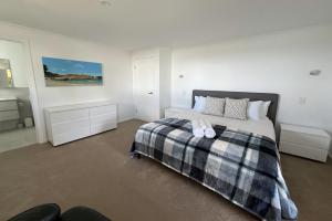 TOP DECK - Panoramic water views of the Bay of Fires客房内的一张或多张床位