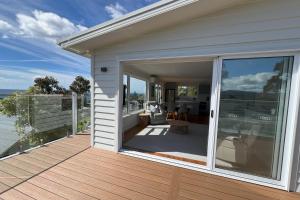 TOP DECK - Panoramic water views of the Bay of Fires的阳台或露台