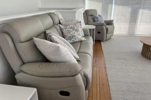 TOP DECK - Panoramic water views of the Bay of Fires的休息区