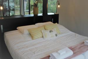 Hindmarsh ValleySoftfoot Farm Luxury Retreats的一张配有白色床单和毛巾的大床